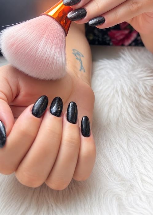 Dark sparkly cat-eye gel nails